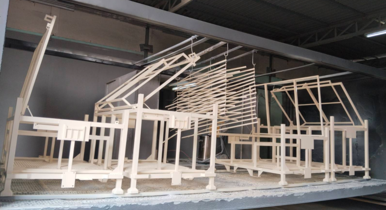 ตู้พ่นสีฝุ่นและพร้อมอบสี ของทางเรานั้นมีขนาดใหญ่ สามารถพ่นสีได้กับงานในทุกลักษณะที่แตกต่างกันได้