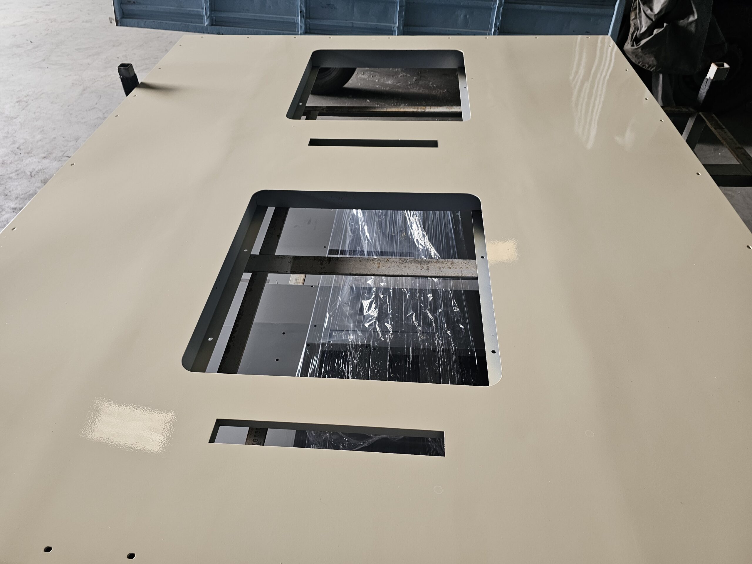 พ่นสีน้ำมันด้วยระบบ 2K บนโลหะที่ต้องตกแต่งผิวงาน